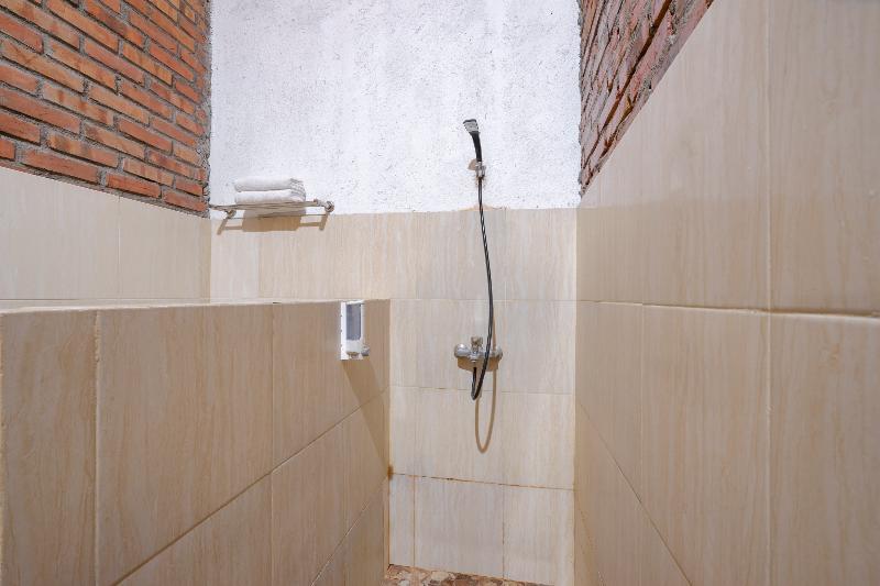 Oyo 2380 Alea Guesthouse Muntilan Buitenkant foto